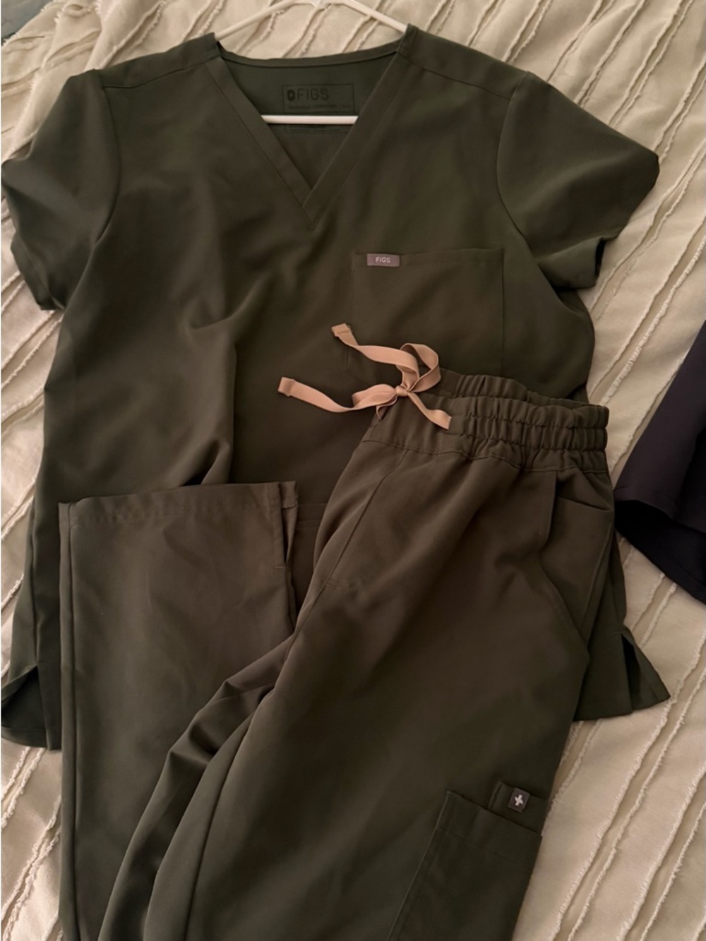 Figs Moss Green Scrub Set with Tan Drawstring
NEVER WORN med top/small pants